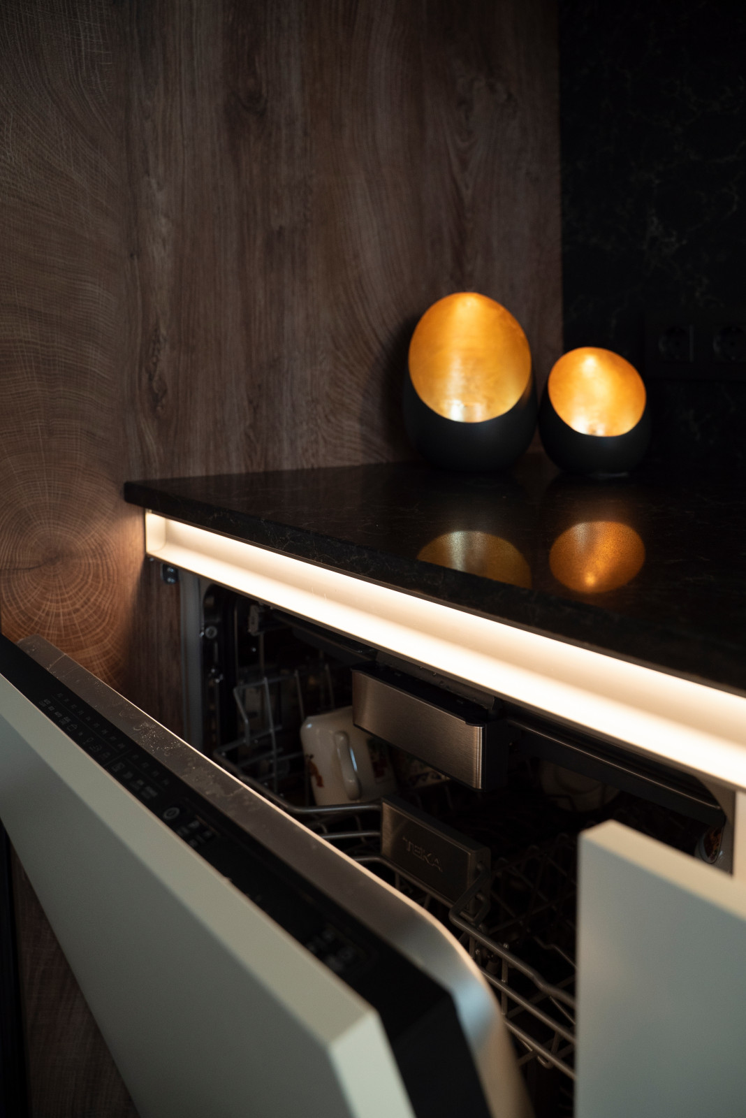 Кухня Burger  с островом в современном стиле