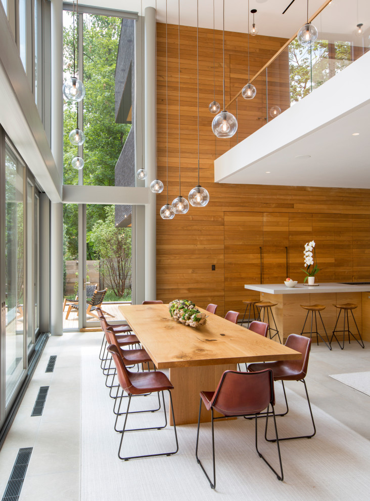 Стильный дизайн: большая гостиная-столовая в стиле модернизм с полом из известняка, серым полом, деревянными стенами и бежевыми стенами без камина - последний тренд