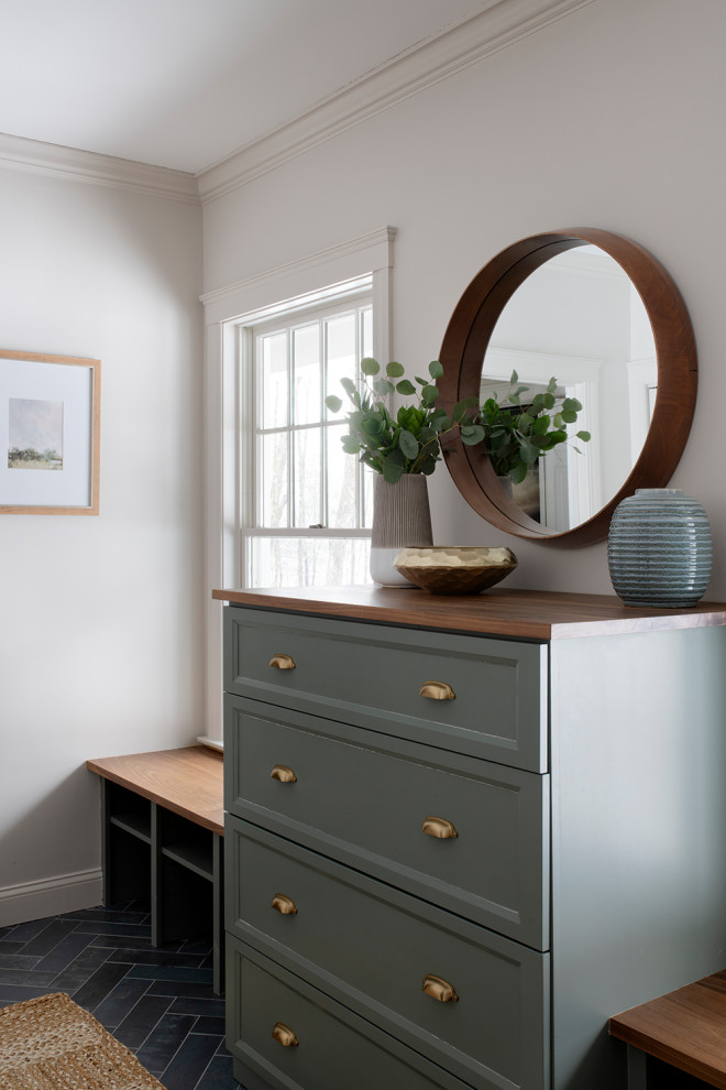 Example of a transitional entryway design in Boston