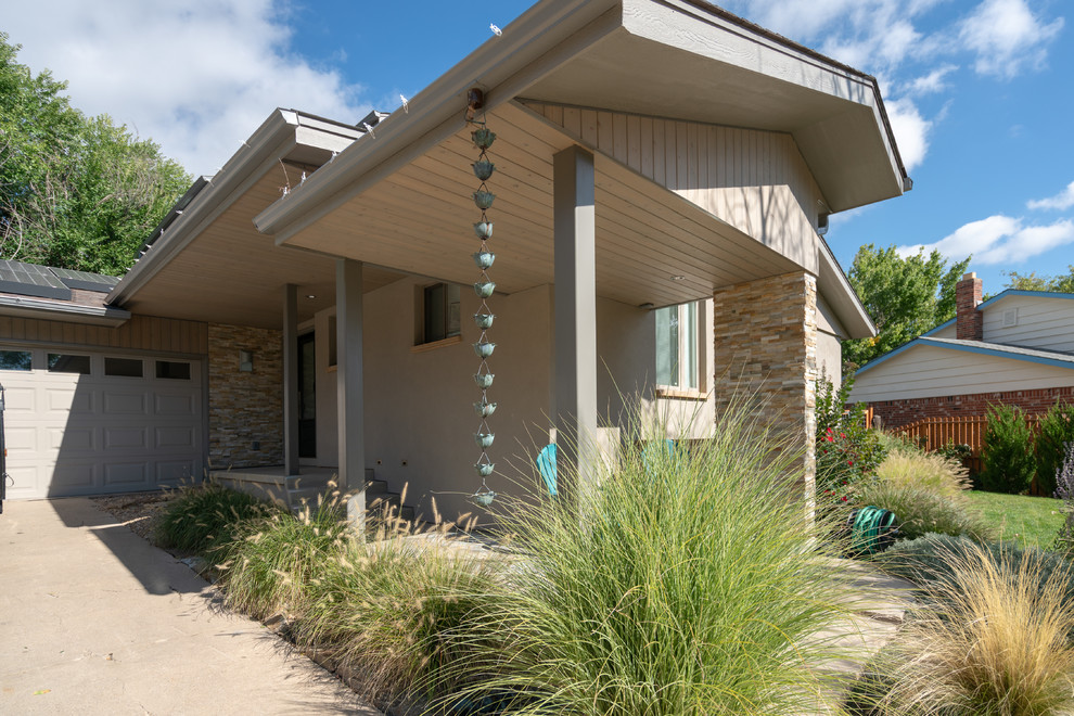 Transitional home design photo in Denver