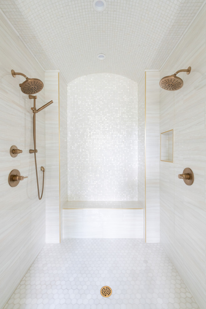 Пример оригинального дизайна: большая главная ванная комната в современном стиле с фасадами с утопленной филенкой, белыми фасадами, отдельно стоящей ванной, душем в нише, бежевыми стенами, полом из керамической плитки, мраморной столешницей, бежевым полом, душем с распашными дверями, желтой столешницей, сиденьем для душа, тумбой под две раковины и встроенной тумбой