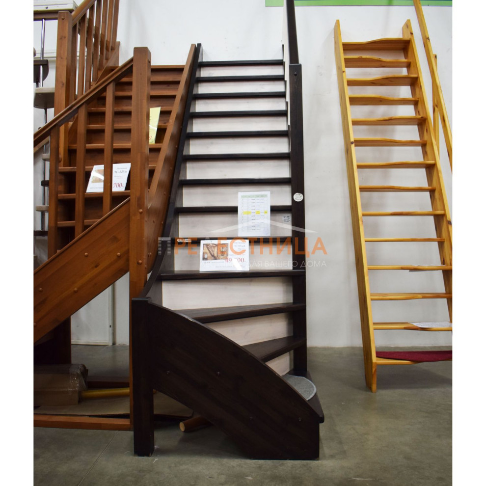 Источник вдохновения для домашнего уюта: угловая лестница среднего размера с крашенными деревянными ступенями и крашенными деревянными подступенками