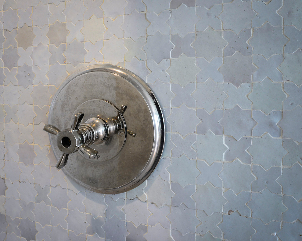 This is an example of a contemporary bathroom in Melbourne.