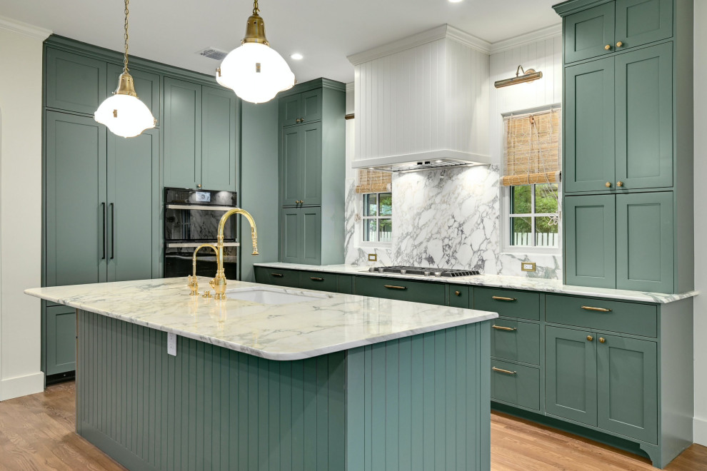Exempel på ett mellanstort amerikanskt vit vitt kök med öppen planlösning, med en nedsänkt diskho, skåp i shakerstil, vita skåp, marmorbänkskiva, vitt stänkskydd, stänkskydd i marmor, rostfria vitvaror, ljust trägolv och en köksö