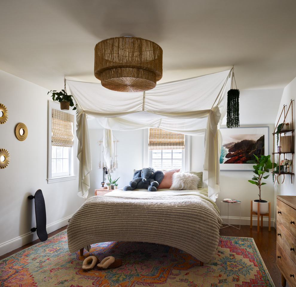 Источник вдохновения для домашнего уюта: большая гостевая спальня (комната для гостей) в стиле модернизм с белыми стенами, темным паркетным полом и коричневым полом