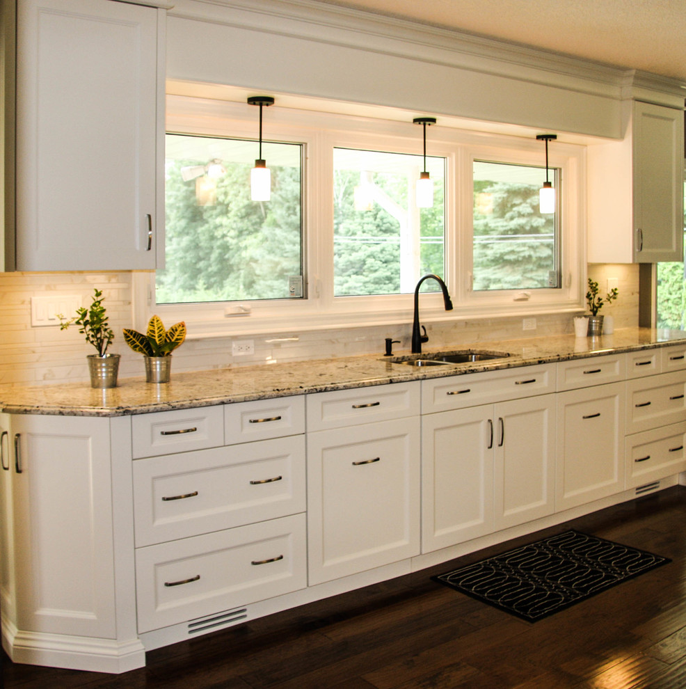 Elegant kitchen photo in Toronto