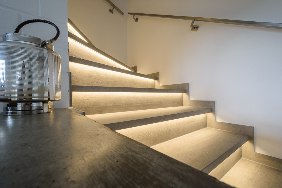 Ejemplo de escalera curva contemporánea con escalones con baldosas y contrahuellas con baldosas y/o azulejos