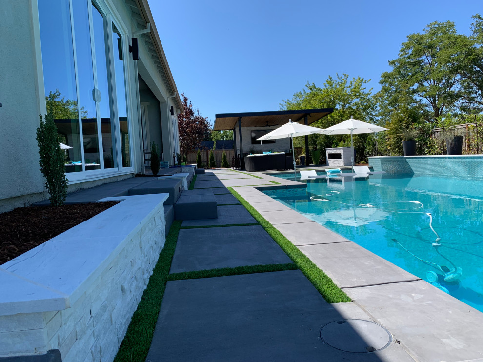 Mittelgroßer Klassischer Pool hinter dem Haus in rechteckiger Form mit Betonplatten in Sacramento
