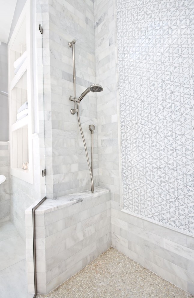Exempel på ett litet klassiskt en-suite badrum, med vit kakel, blå väggar och marmorgolv