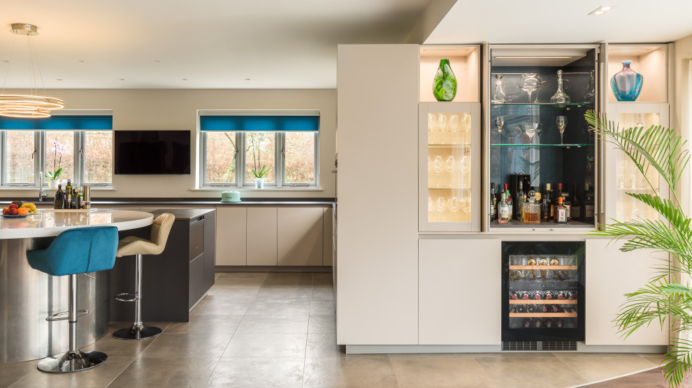 Offene, Große Moderne Küche in U-Form mit Kücheninsel in Sussex