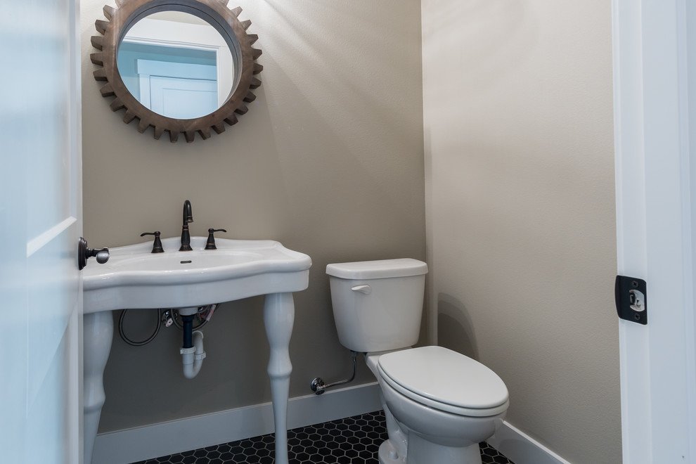 Example of a transitional home design design in Seattle