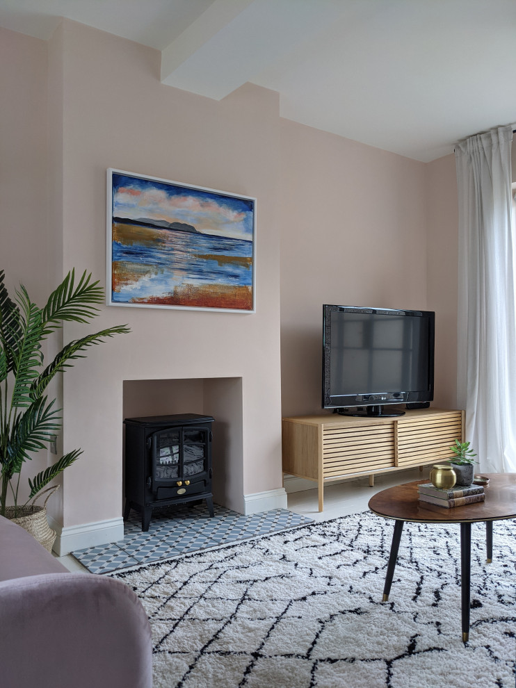Mittelgroßes Retro Wohnzimmer ohne Kamin mit rosa Wandfarbe, gebeiztem Holzboden und weißem Boden in Sonstige