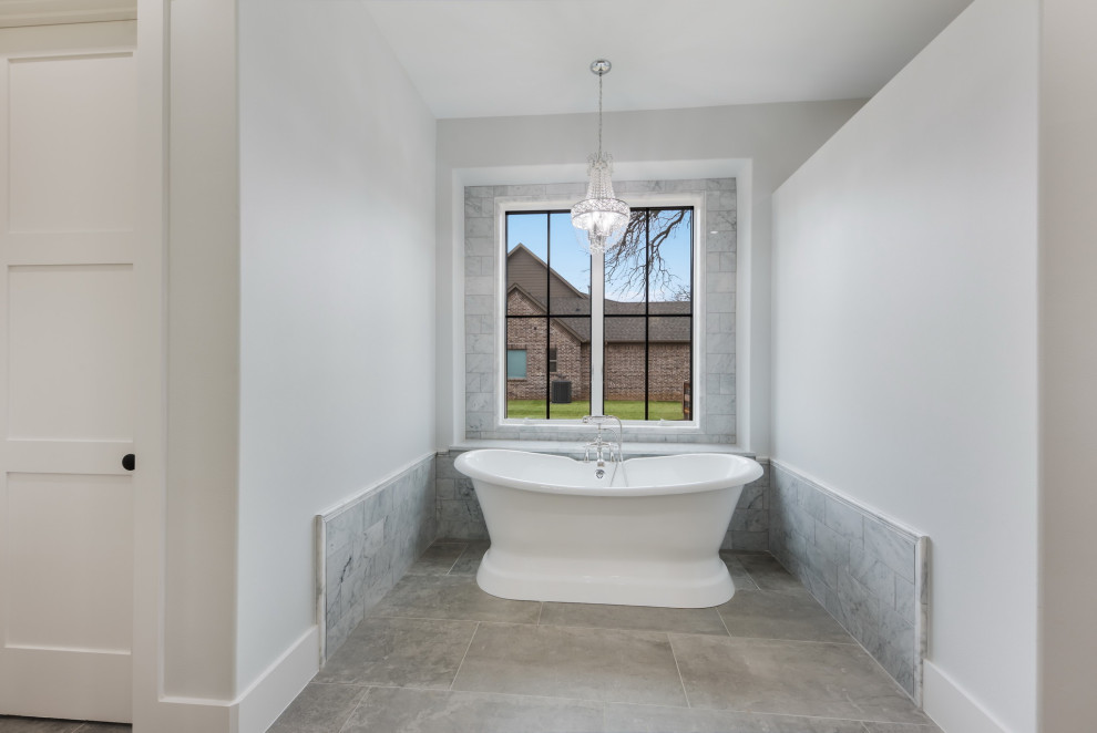 Cette image montre une grande salle de bain principale rustique avec des carreaux de céramique, un mur blanc, un sol en carrelage de céramique, un banc de douche, une baignoire indépendante, une douche ouverte, un carrelage gris, un sol gris et aucune cabine.