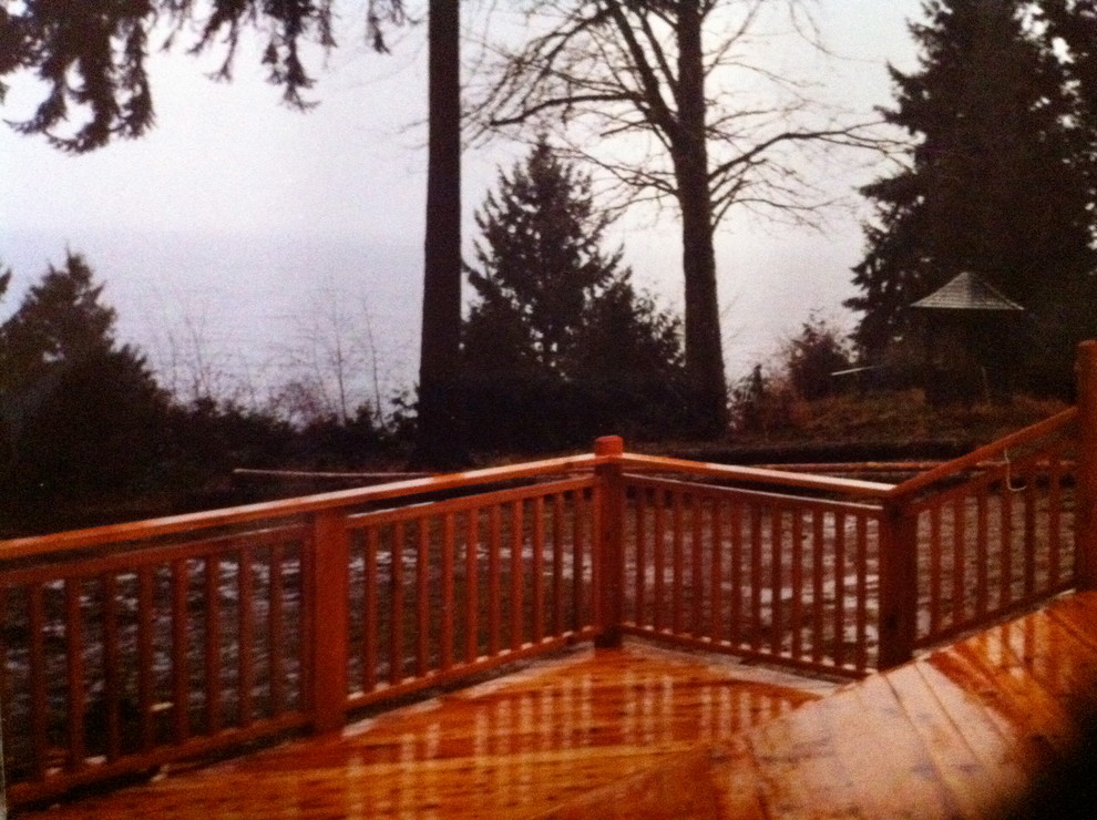 Example of a mountain style home design design in Seattle