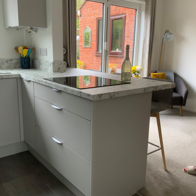 Induction hob and breakfast bar Contemporáneo Cocina