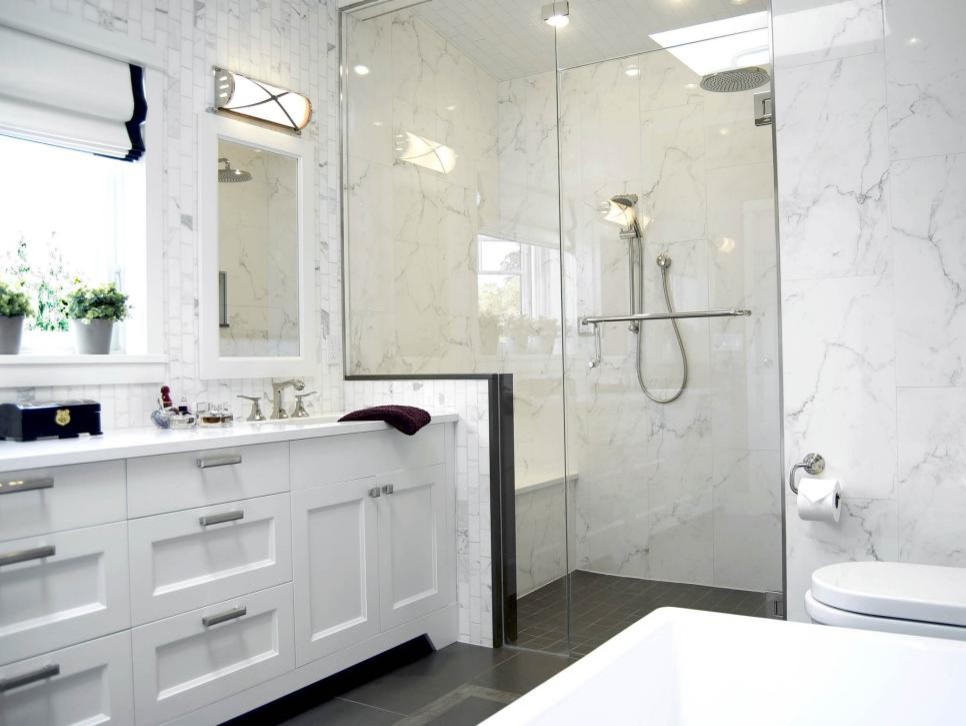 Bathroom - mid-sized transitional bathroom idea