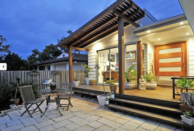 Design ideas for a beach style backyard patio in Gold Coast - Tweed.
