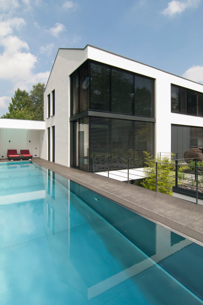 Design ideas for a large contemporary home design in Munich.