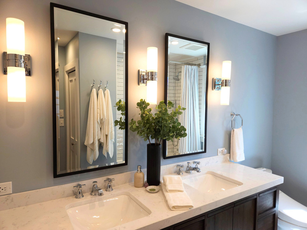 Idéer för att renovera ett mellanstort amerikanskt vit vitt en-suite badrum, med släta luckor, skåp i mörkt trä, ett badkar i en alkov, en dusch/badkar-kombination, en bidé, vit kakel, keramikplattor, blå väggar, mosaikgolv, ett undermonterad handfat, bänkskiva i kvarts, svart golv och dusch med duschdraperi