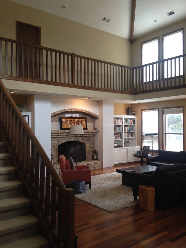 Example of a transitional home design design in Austin