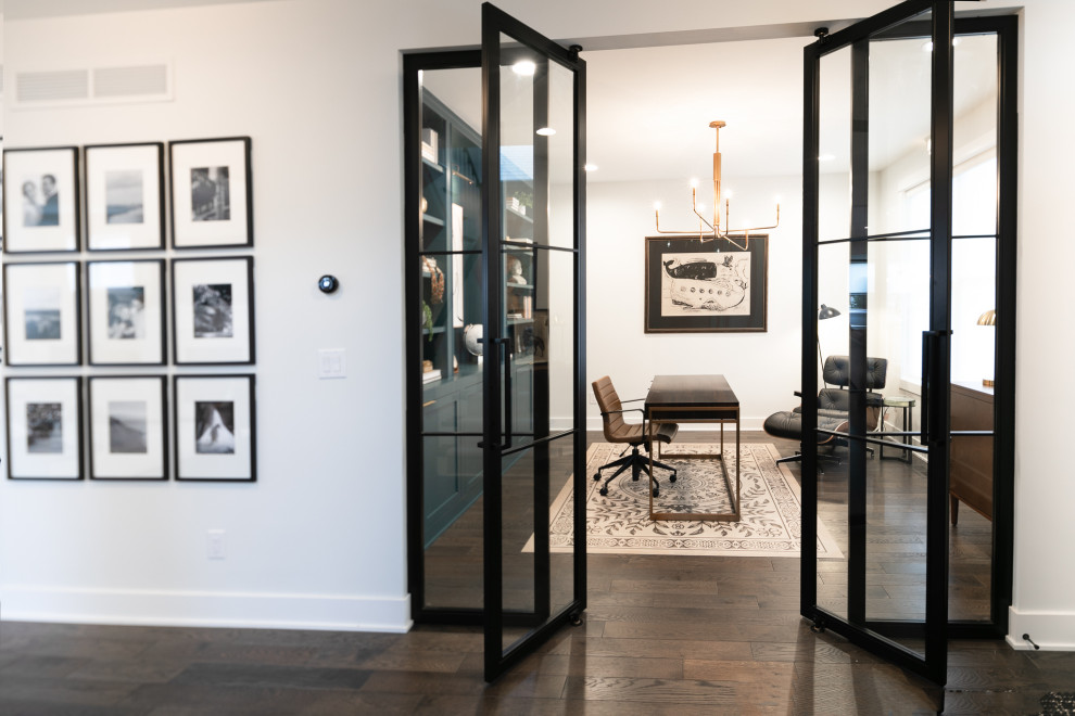 Example of a transitional home design design in Detroit