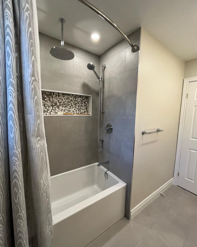 Example of a transitional bathroom design in Toronto