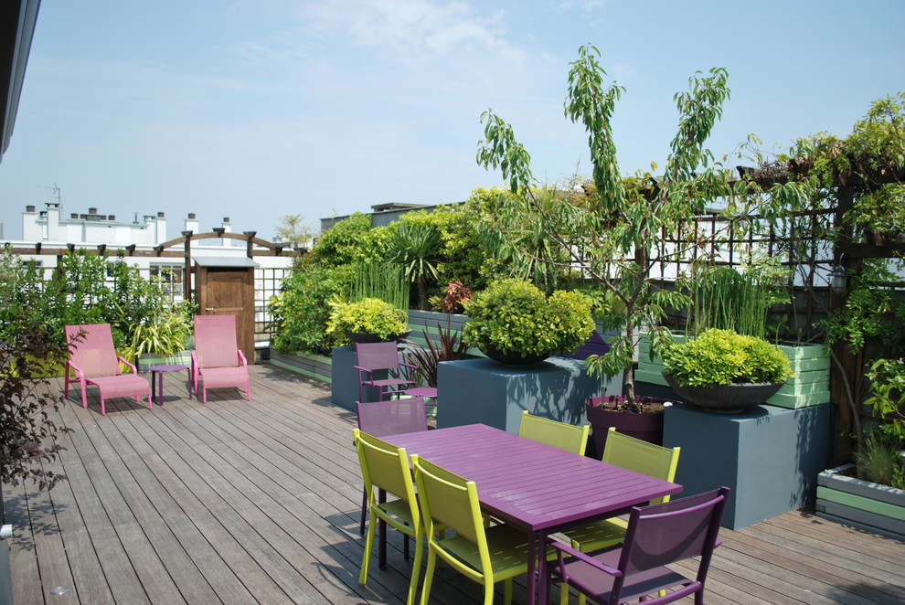 Inspiration for a large midcentury rooftop deck in Paris with a vertical garden and a pergola.