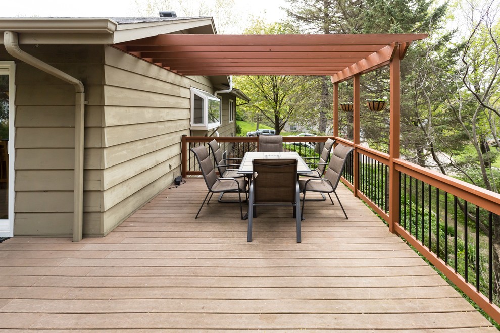 Example of a backyard deck design in Minneapolis