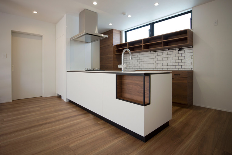 Idéer för ett litet modernt vit linjärt kök med öppen planlösning, med en integrerad diskho, luckor med profilerade fronter, skåp i mörkt trä, bänkskiva i koppar, vitt stänkskydd, rostfria vitvaror, plywoodgolv och brunt golv