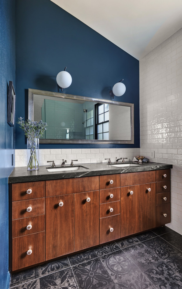 Стильный дизайн: главная ванная комната среднего размера, в белых тонах с отделкой деревом в стиле неоклассика (современная классика) с плоскими фасадами, коричневыми фасадами, угловым душем, унитазом-моноблоком, белой плиткой, керамической плиткой, синими стенами, полом из керамогранита, врезной раковиной, столешницей из талькохлорита, разноцветным полом, душем с распашными дверями, черной столешницей, тумбой под две раковины, встроенной тумбой и сводчатым потолком - последний тренд
