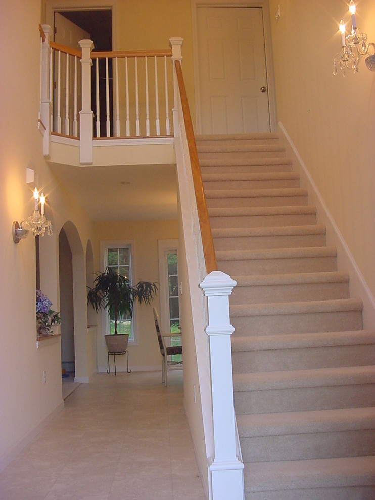 Design ideas for a traditional carpeted straight staircase in Bridgeport with carpet risers.