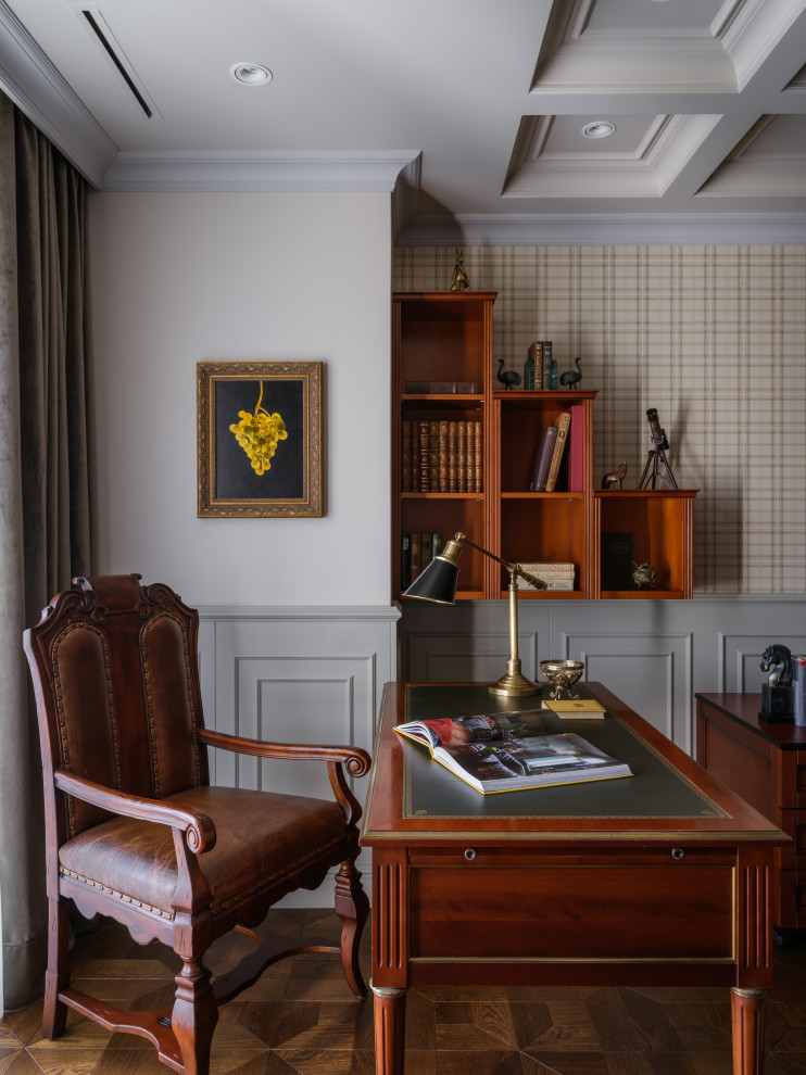 Esempio di un grande ufficio tradizionale con pareti beige, parquet scuro, scrivania autoportante, pavimento marrone, soffitto a cassettoni e pannellatura