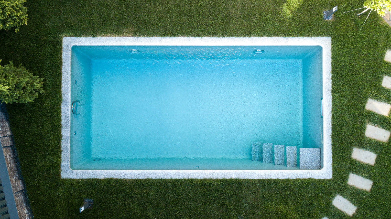 Комозитный бассейн с парящей архитектурой