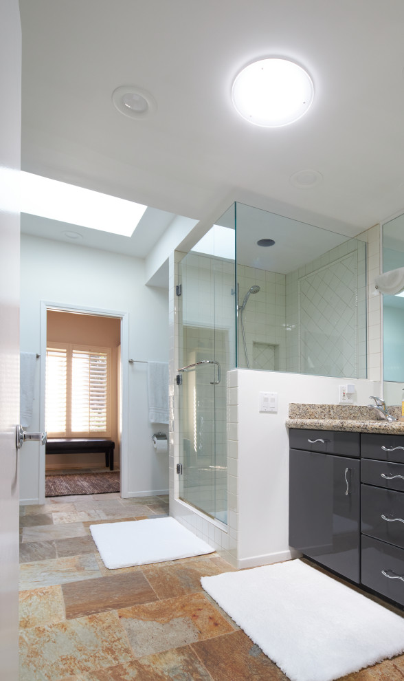 Пример оригинального дизайна: большая главная ванная комната в стиле ретро с плоскими фасадами, коричневыми фасадами, белой плиткой, разноцветной столешницей и встроенной тумбой
