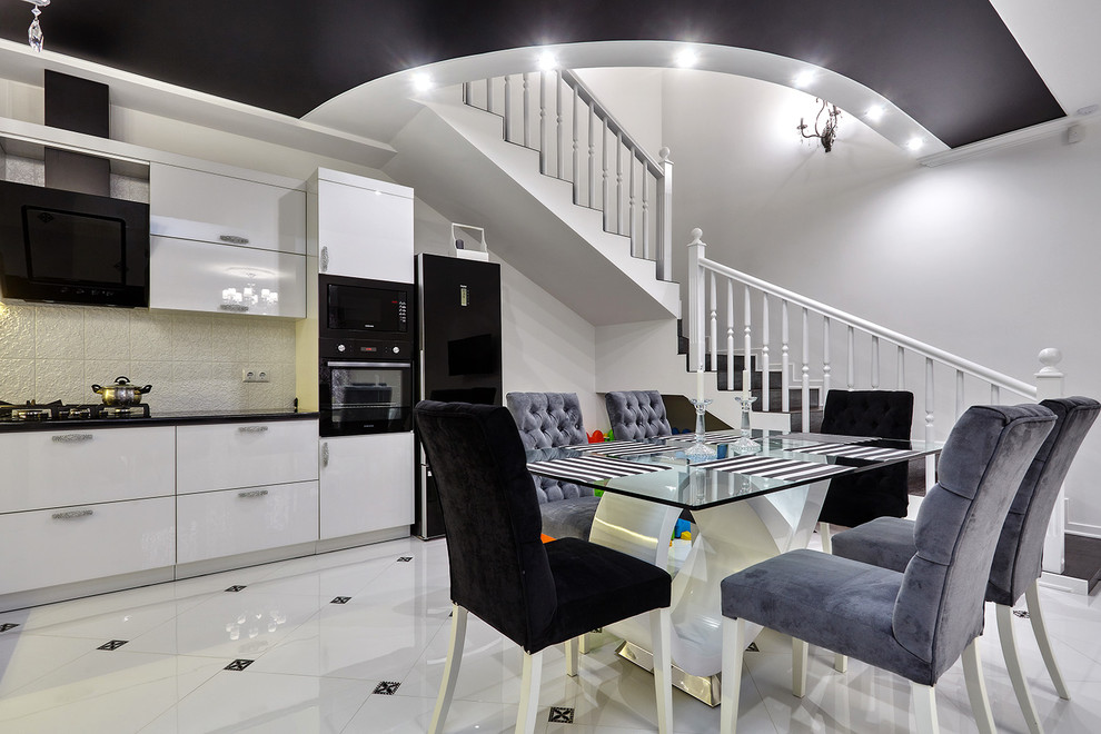 Дуплекс в трех уровнях и чёрно-белых тонах.