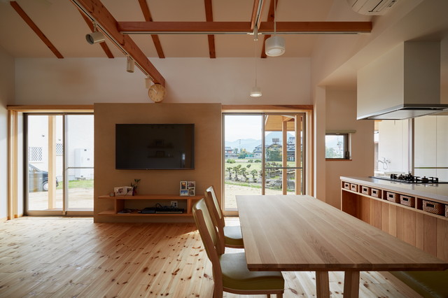 通り土間のある家 giapponese-sala-da-pranzo