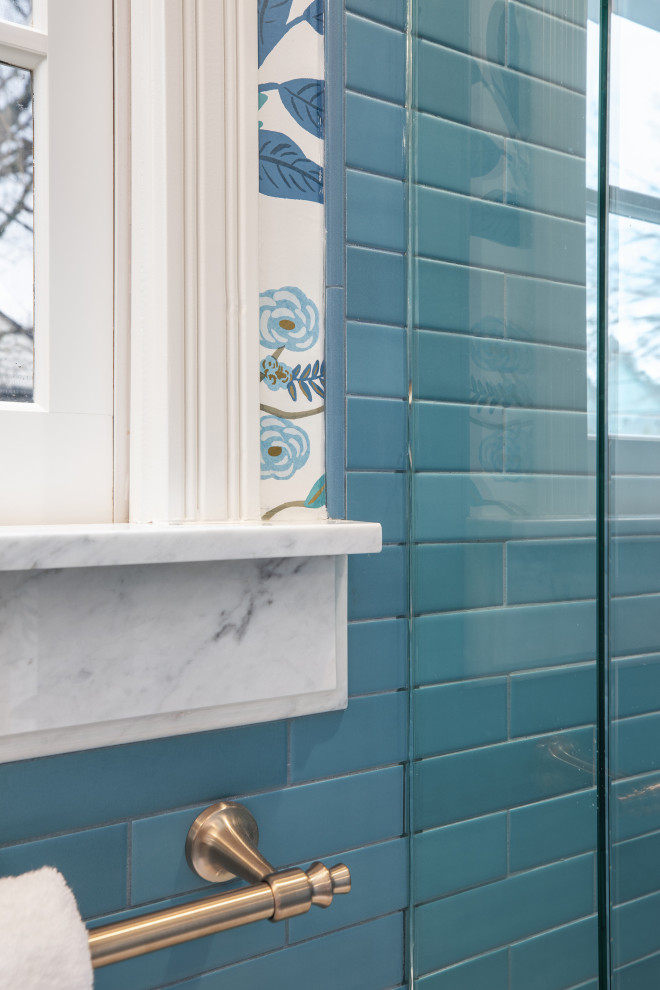 Стильный дизайн: маленькая ванная комната в классическом стиле с фасадами с утопленной филенкой, темными деревянными фасадами, душем в нише, унитазом-моноблоком, синей плиткой, керамической плиткой, синими стенами, полом из керамической плитки, душевой кабиной, накладной раковиной, мраморной столешницей, белым полом, душем с распашными дверями, белой столешницей, нишей, тумбой под одну раковину, встроенной тумбой и обоями на стенах для на участке и в саду - последний тренд