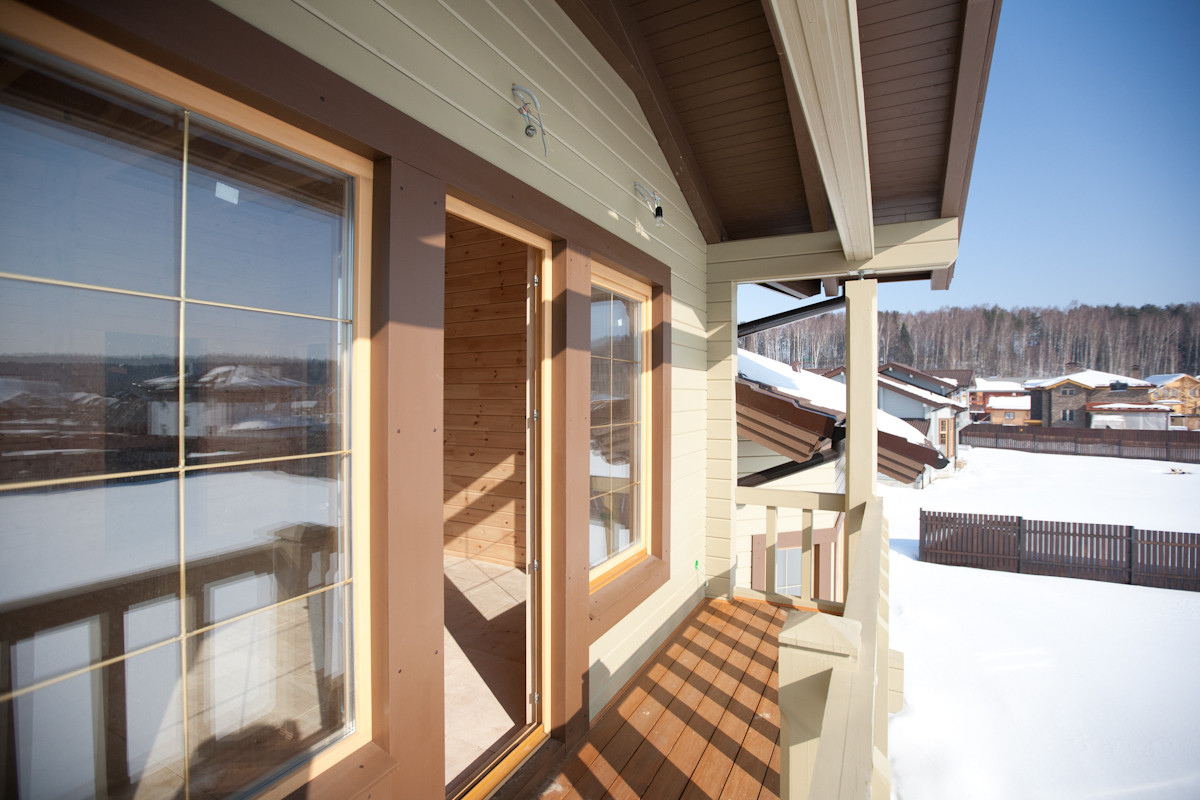 Деревянные окна в домах из клееного бруса