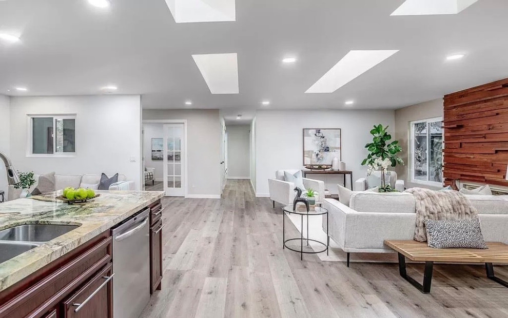 Großes Klassisches Wohnzimmer mit grauer Wandfarbe und Vinylboden in San Diego