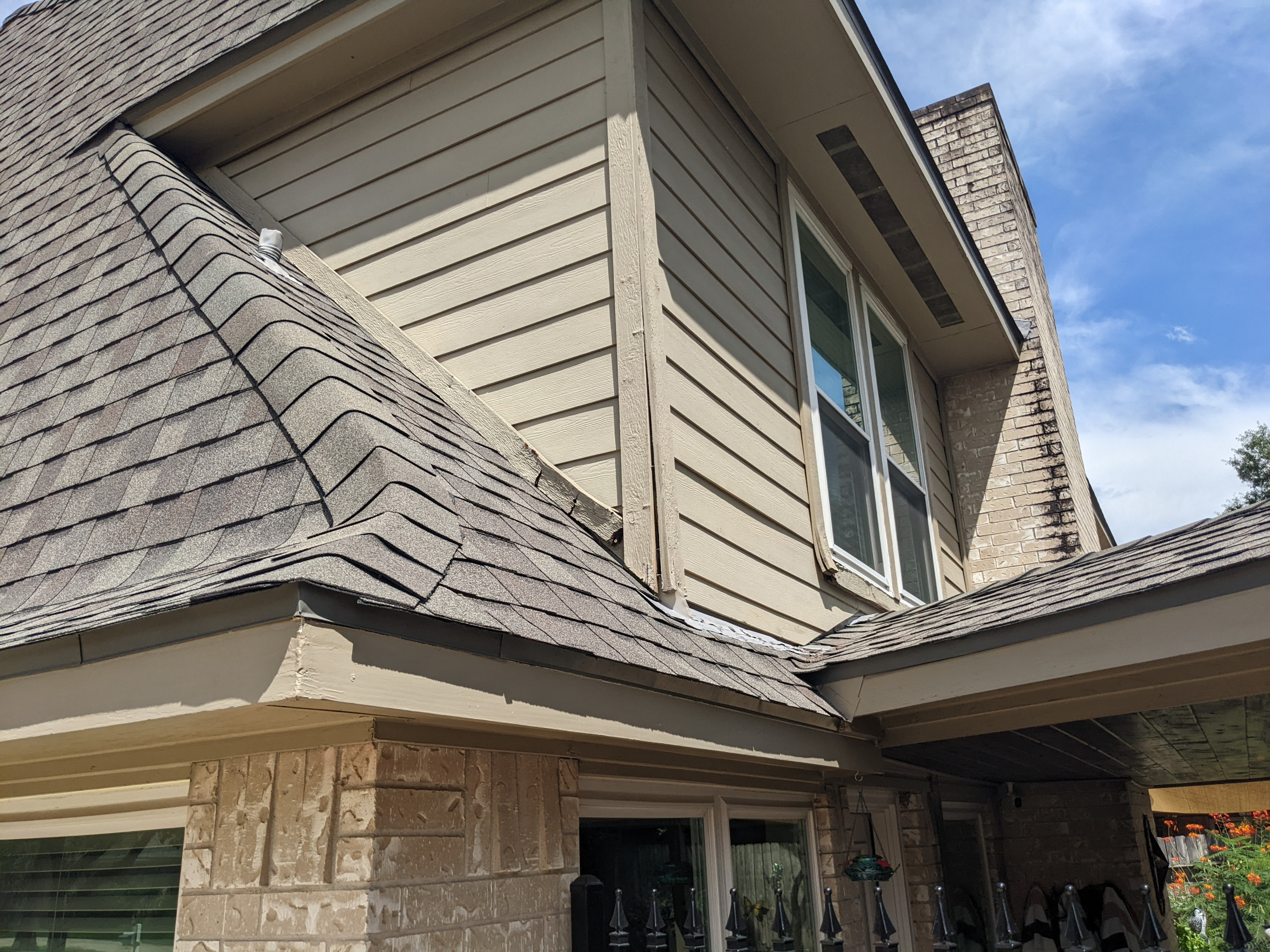 This home was re-sided within the last 15 years but the contractor cut corners and used hardboard trim to save a few dollars. We came in and replaced the window and vertical trims with Hardie and remo