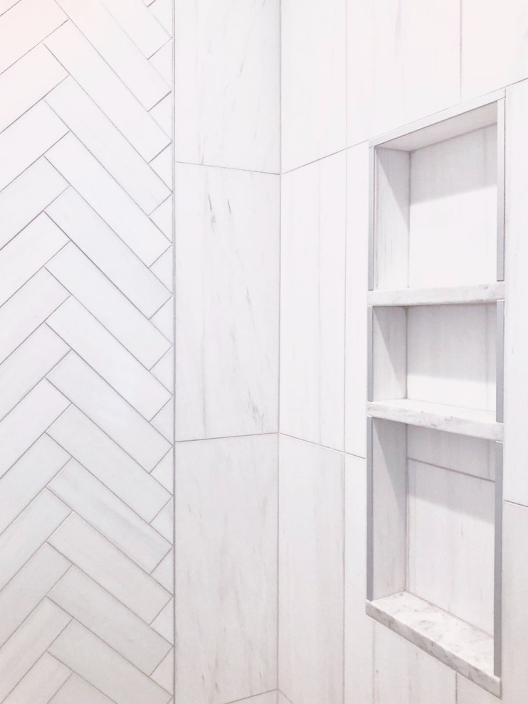 Пример оригинального дизайна: главная, серо-белая ванная комната среднего размера: освещение в современном стиле с фасадами в стиле шейкер, белыми фасадами, душем в нише, унитазом-моноблоком, белой плиткой, мраморной плиткой, белыми стенами, мраморным полом, врезной раковиной, мраморной столешницей, белым полом, душем с распашными дверями, белой столешницей, тумбой под одну раковину, напольной тумбой и потолком с обоями