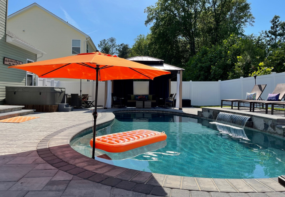 Kleiner Klassischer Pool hinter dem Haus in individueller Form mit Pflastersteinen in Washington, D.C.