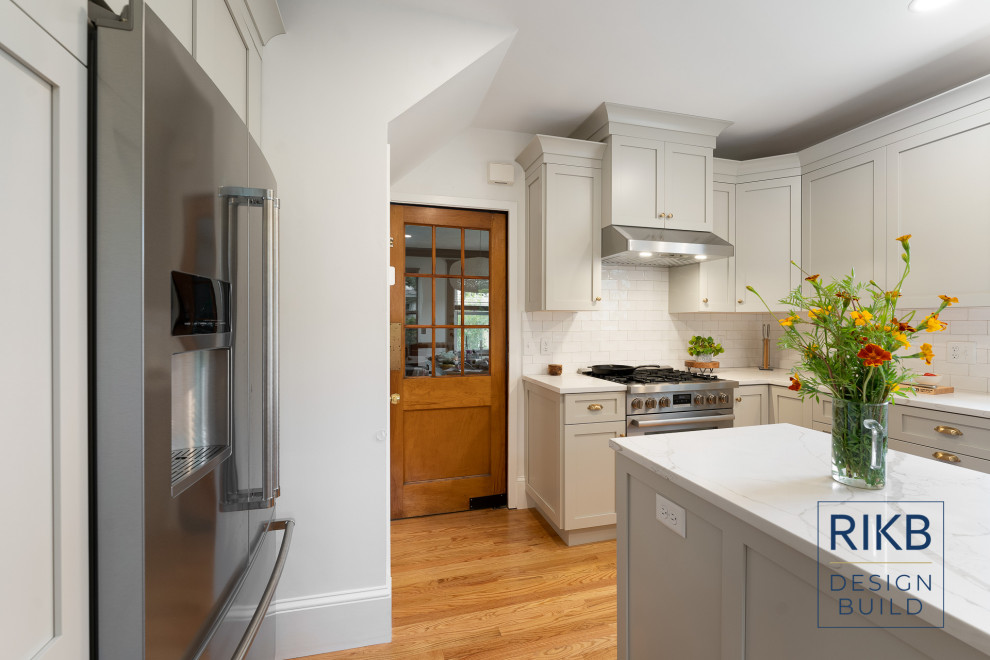 Kitchen - transitional kitchen idea in Providence