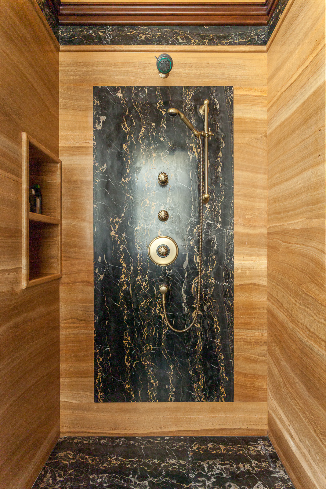 Деревянный дом в классическом стиле