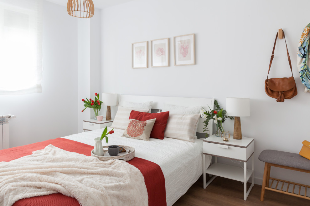 Aménagement d'une chambre parentale scandinave de taille moyenne avec un mur blanc, un sol en bois brun et un sol marron.