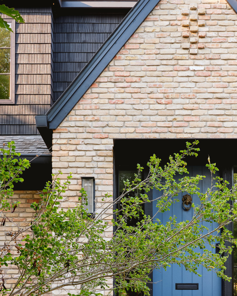 Transitional home design photo in Austin