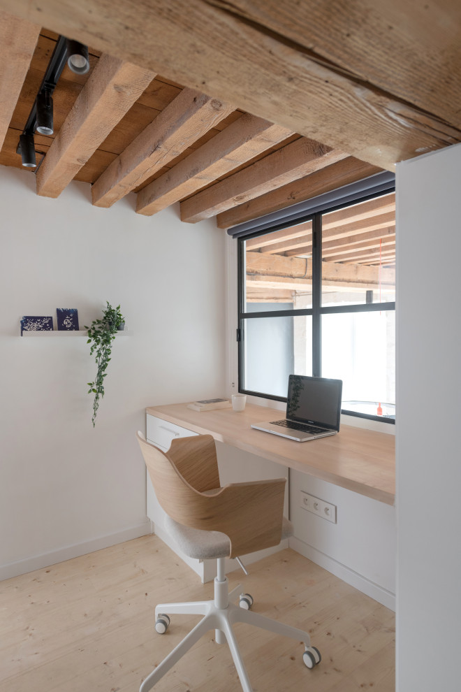 This is an example of a contemporary home office in Lyon.