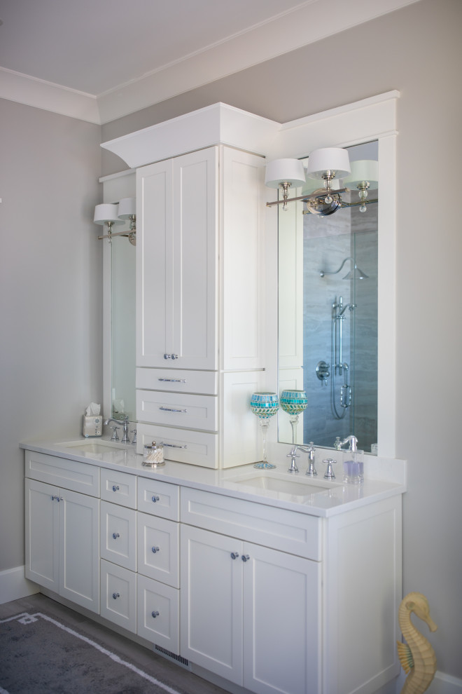 Idéer för att renovera ett stort vintage vit vitt en-suite badrum, med skåp i shakerstil, vita skåp, ett fristående badkar, grå väggar, klinkergolv i keramik, ett undermonterad handfat och grått golv
