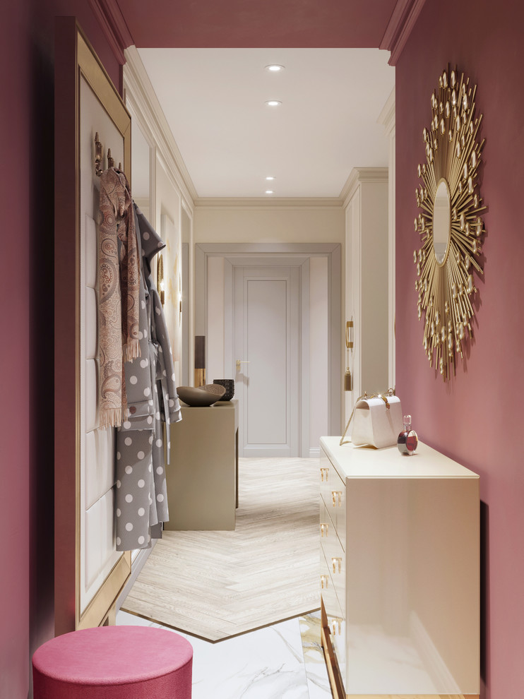 Идея дизайна: маленький, узкий коридор в стиле неоклассика (современная классика) с розовыми стенами, полом из керамогранита и белым полом для на участке и в саду