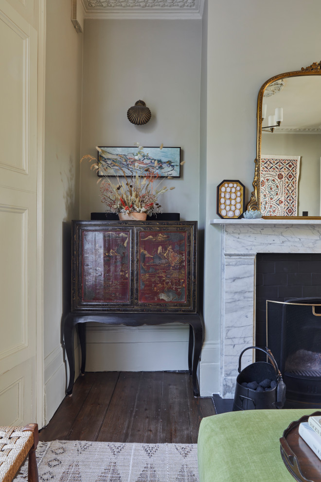 ロンドンにある高級な広いトランジショナルスタイルのおしゃれなリビング (白い壁、濃色無垢フローリング、標準型暖炉、石材の暖炉まわり、内蔵型テレビ、茶色い床) の写真